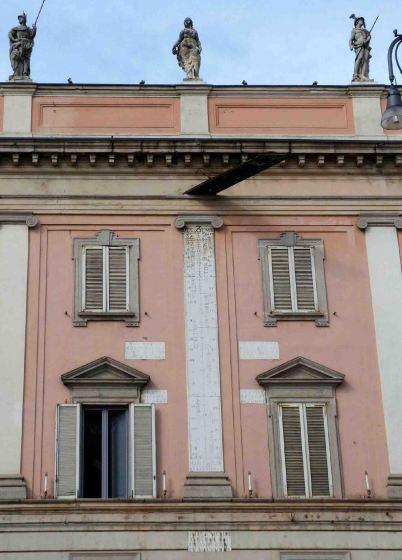 Reloj y meridiana solar del Palazzo del Governatore en Piacenza