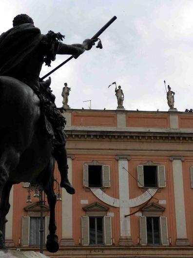 Reloj y meridiana solar del Palazzo del Governatore en Piacenza
