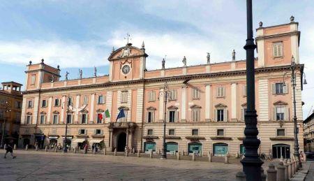 Reloj y meridiana solar del Palazzo del Governatore en Piacenza