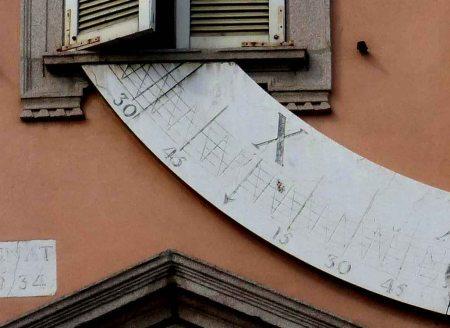 Reloj y meridiana solar del Palazzo del Governatore en Piacenza