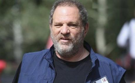 Juez amenaza de enviar a Harvey Weinstein a la cárcel por usar su teléfono en la corte