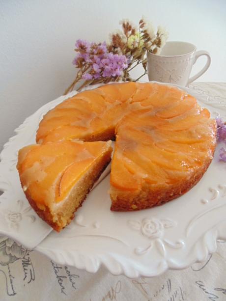 Tarta de melocotón americana. Peach upside-down cake