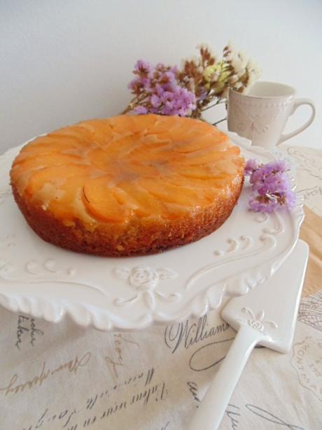 Tarta de melocotón americana. Peach upside-down cake