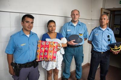 POLICÍAS QUE ASISTIERON UN PARTO, VISITARON A LA MAMA Y SU BEBA