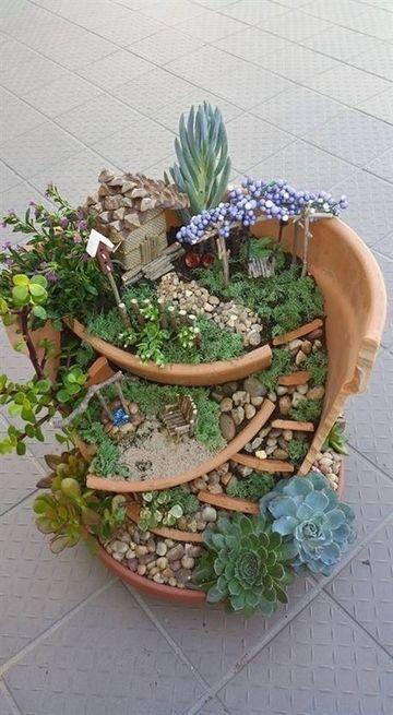 Cómo hacer mini jardines reutilizando macetas rotas