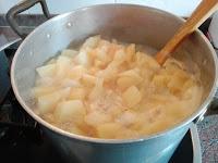 Cocción del membrillo Cocción del membrillo a trozos.