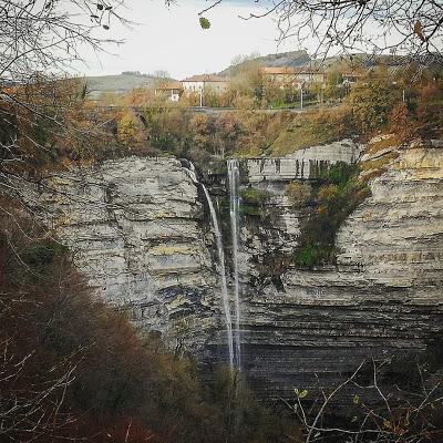 CASCADA DE GUJULI y el mito de la Lamia CASCADA DE GUJULI y el mito de la Lamia