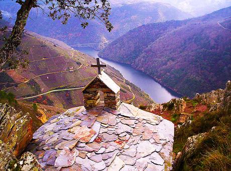 800px-Ermida_sobre_a_Ribeira_Sacra