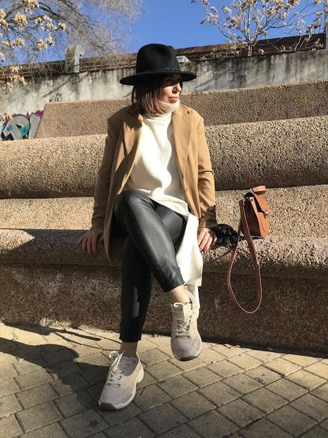 CAMEL BLAZER + HAT.- CAMEL BLAZER + HAT.-