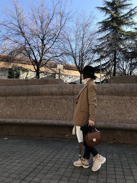 CAMEL BLAZER + HAT.-