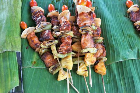 BROCHETAS DE POLLO Y SALCHICHAS