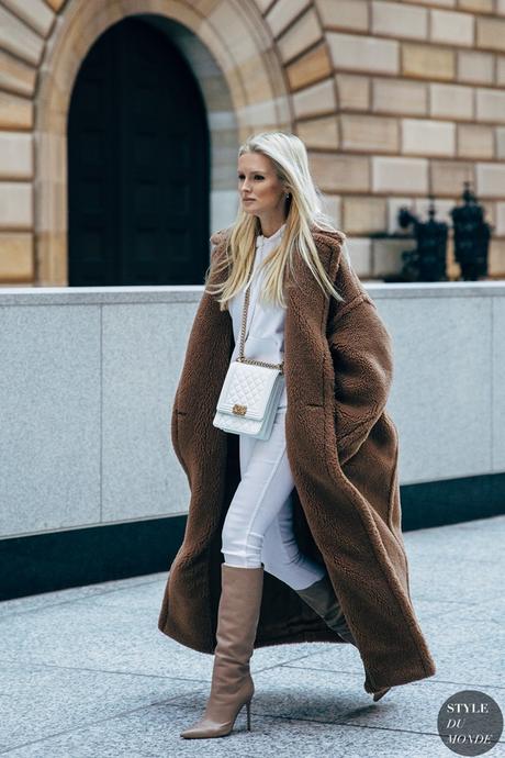 Vuelve mi obsesión con los pantalones blancos, tanto en invierno como en verano