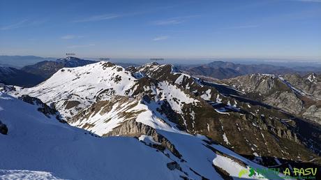 Vista del Corteguerón, Cascayón y Retriñón desde la cima de la Peña del Viento