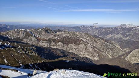 Vista de los Tornos de Pandemule, Llambria y Campigueños desde la cima de la Peña del Viento