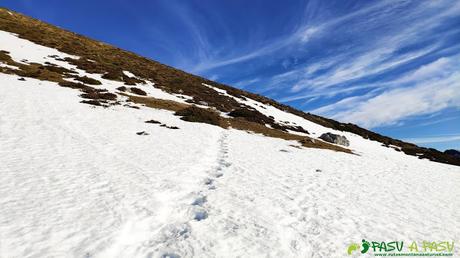 Nieve subiendo a la Peña del Viento