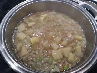 PESCADO AL CAVA CON LANGOSTINOS, PUERROS Y PATATAS