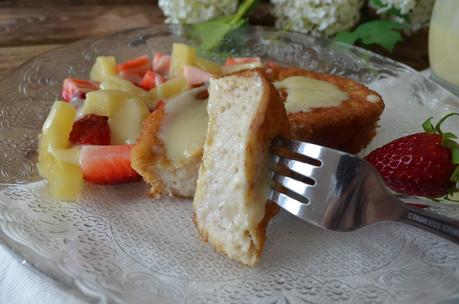 Torrija con frutas y salsa de chocolate blanco