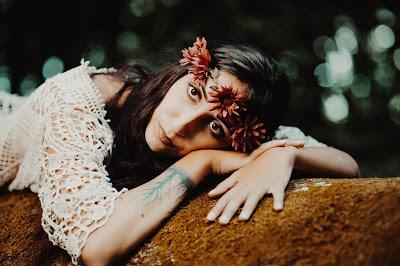 Novia con vestido de crochet y corona de flores con mirada soñadora