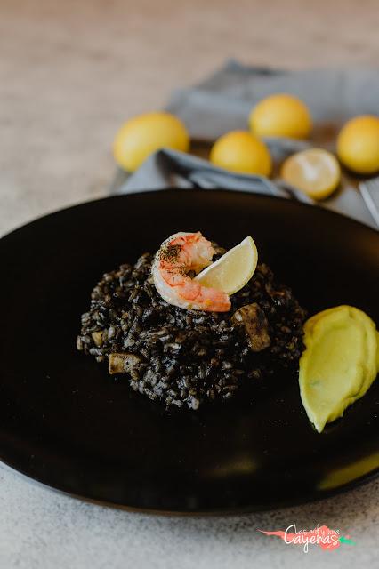 Arroz negro con mayonesa de aguacate