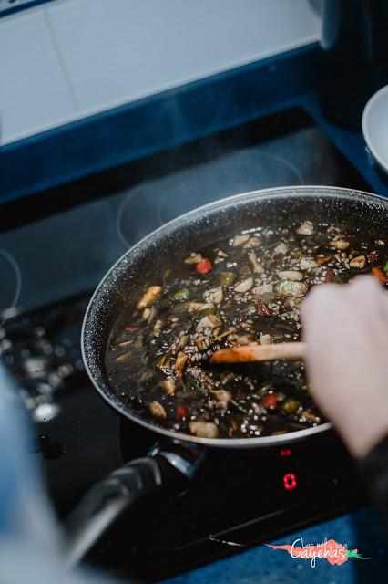 Arroz negro con mayonesa de aguacate