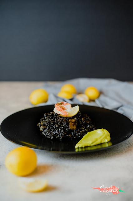 Arroz negro con mayonesa de aguacate