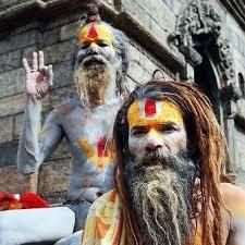 Los aghoris: la secta canival india que vive en cementerios y crematorios.