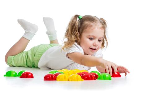 El papel de los juguetes y juegos en el desarrollo de nuestros hijos El papel de los juguetes y juegos en el desarrollo de nuestros hijos