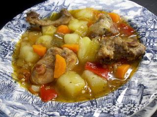 Caldereta de conejo con patatas y verduras Caldereta de conejo con patatas y verduras.