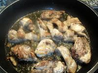 Dorando la carne de conejo Dorando la carne de conejo con ajos.