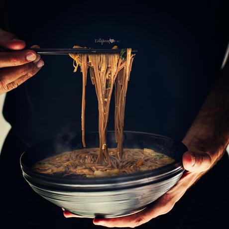 sopa-miso-con-fideos-quinoa-y-verduras