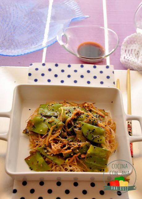 TIRABEQUES SALTEADOS CON SOJA Y FIDEOS DE ARROZ