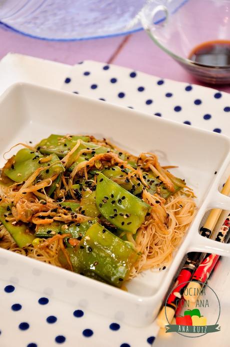 TIRABEQUES SALTEADOS CON SOJA Y FIDEOS DE ARROZ