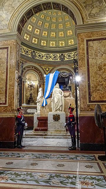 DDos granaderos custodian el Mausoleo del Gral.San Martin en la Catedral.