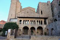 Imponente monasterio fortificado de Sant  Feliu de Guixols. 