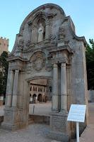 Inusual ubicación de la Puerta Barroca. Sant  Feliu de Guixols. 