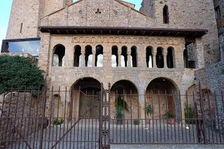 Elegante portalada de un antiguo edificio románico. Sant  Feliu de Guixols. 