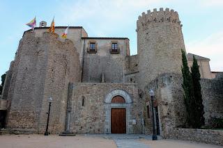Interesante monasterio benedictino de Sant   Feliu de Guixols. 