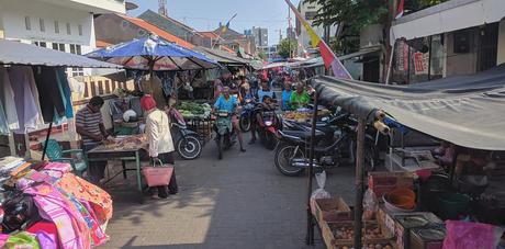 Viendo un mercado haciendo turismo en Semarang