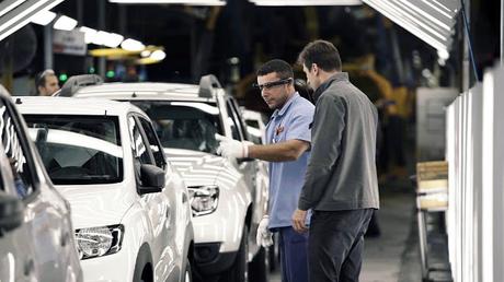 Nissan explica como prueba su pick-up Navara en su laboratorio de resistencia