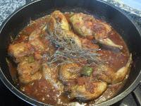 Puesto el sofrito de tomate, vino, las hierbas Puesto el sofrito de tomate, vino, las hierbas y los clavos de olor.