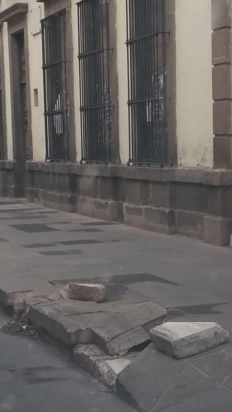 Camioneta de Parquimetros mal estacionada y dañando cantera Camioneta de Parquimetros mal estacionada y dañando cantera