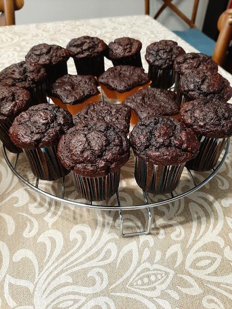 MUFFINS DE CACAO, ALMENDRA Y PLÁTANO MUFFINS DE CACAO, ALMENDRA Y PLÁTANO