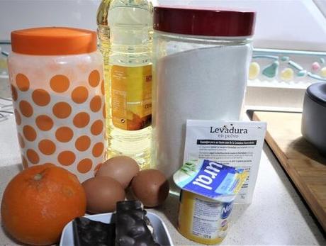 Ingredientes necesarios para hacer el bizcocho de naranja y chocolate en Mambo