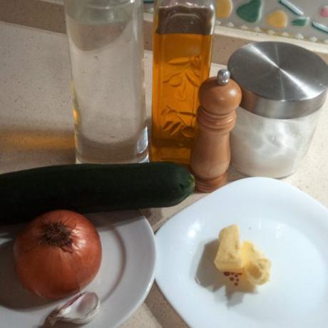 Ingredientes para hacer crema de calabacín en Thermomix