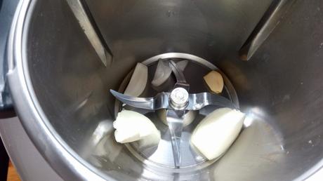 Ajos en el vaso de la Thermomix.