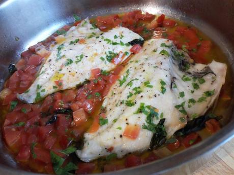 Filetes de lubina en salsa de tomate - Filetti di spigola all'acqua pazza - Sea bass recipe tomato