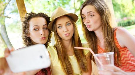 Resultado de imagen de postureo amigas