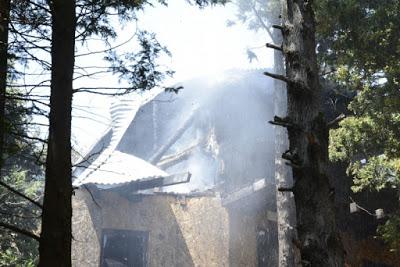 Una mujer pide colaboración a la comunidad luego de que un incendio destruyera su casa