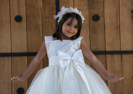 Los vestidos infantiles para ceremonias deben ser elegantes y cómodos