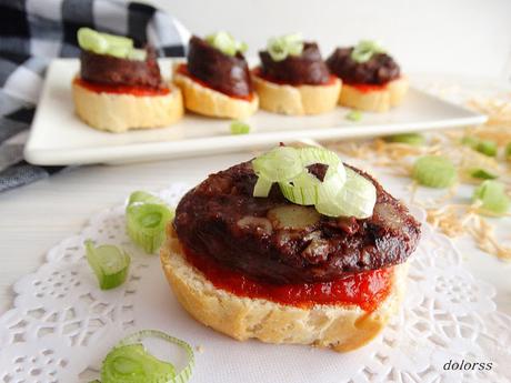 Tostadas con mermelada de pimiento y butifarra negra